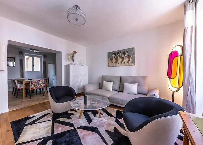 Daire Bright & Perfect Location , 15 Min Eiffel Tower *